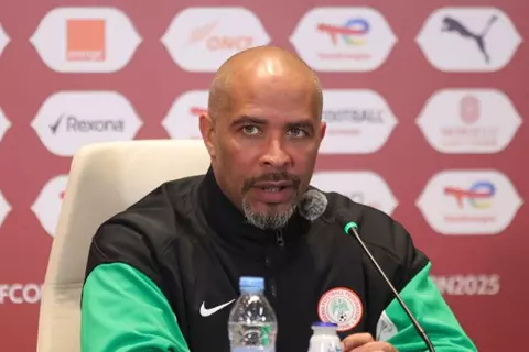 مدرب نيجيريا: لست مسؤولًا عن مشكلات اللاعبين.. ومباراة الجزائر اختبار قوي